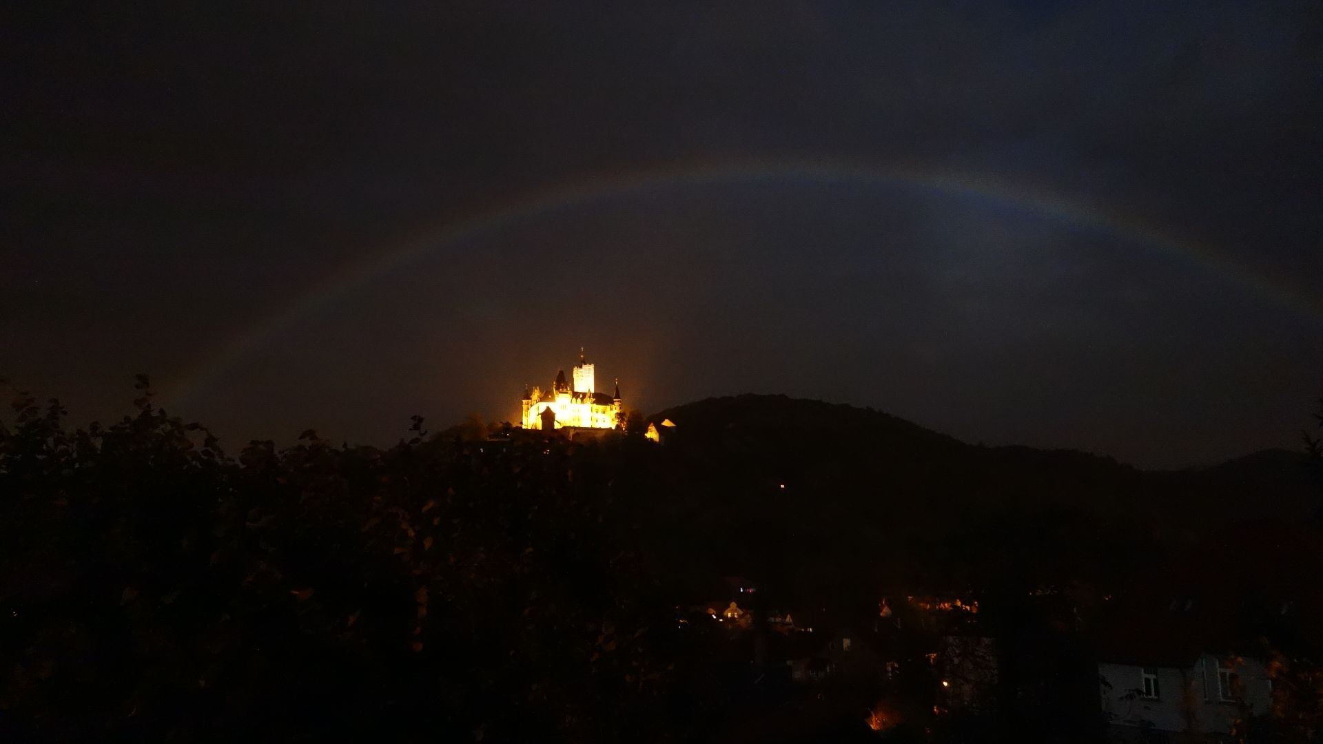 File:Mondregenbogen 20141009 061710.jpg