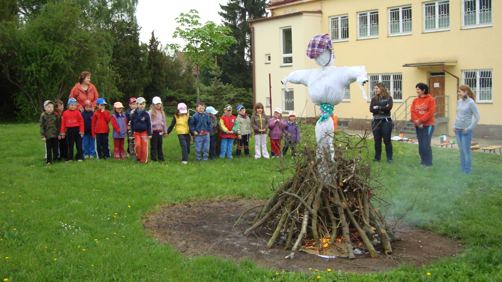 File:Skolka paleni carodejnice.JPG