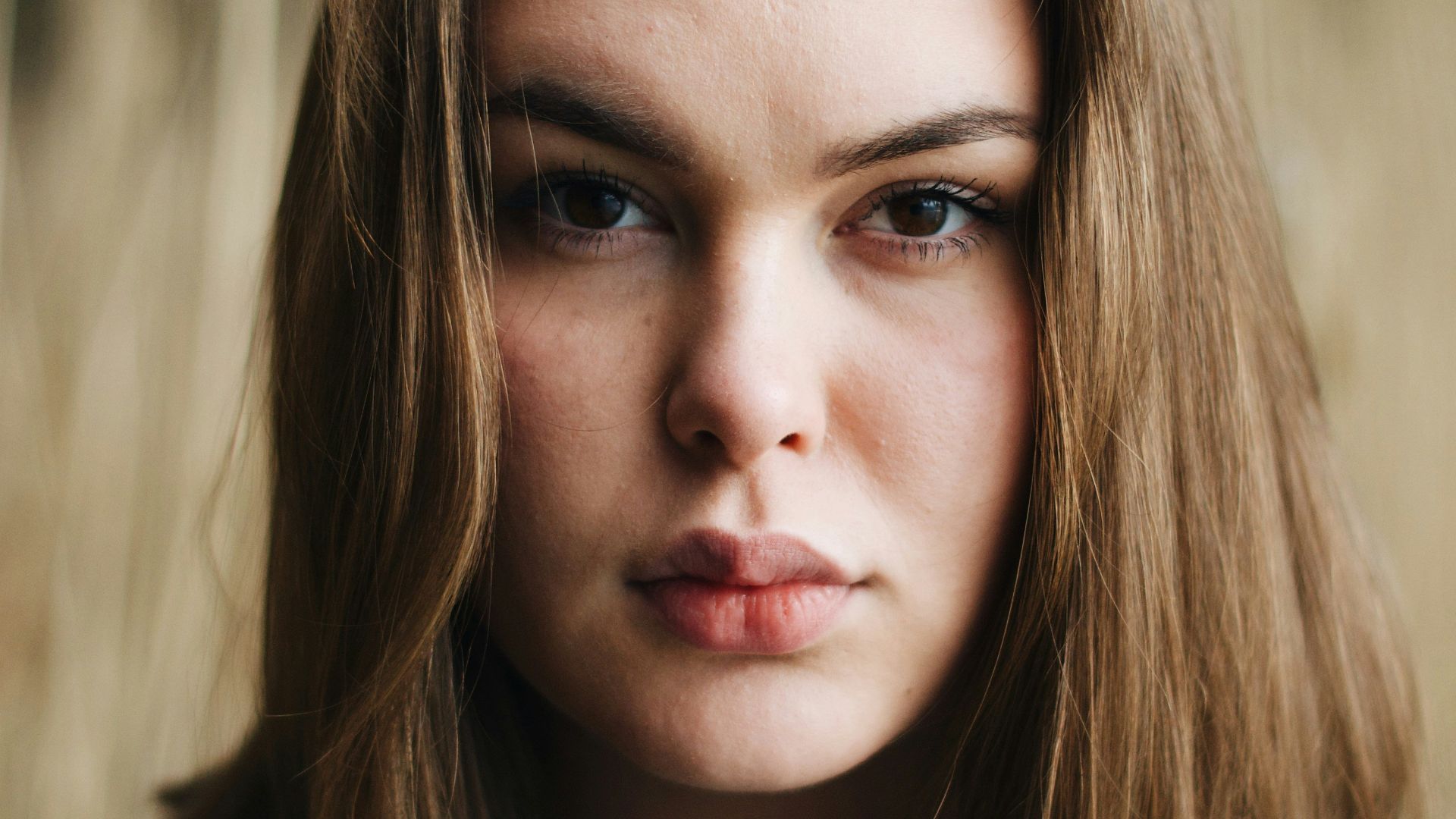 woman in gray crew-neck top