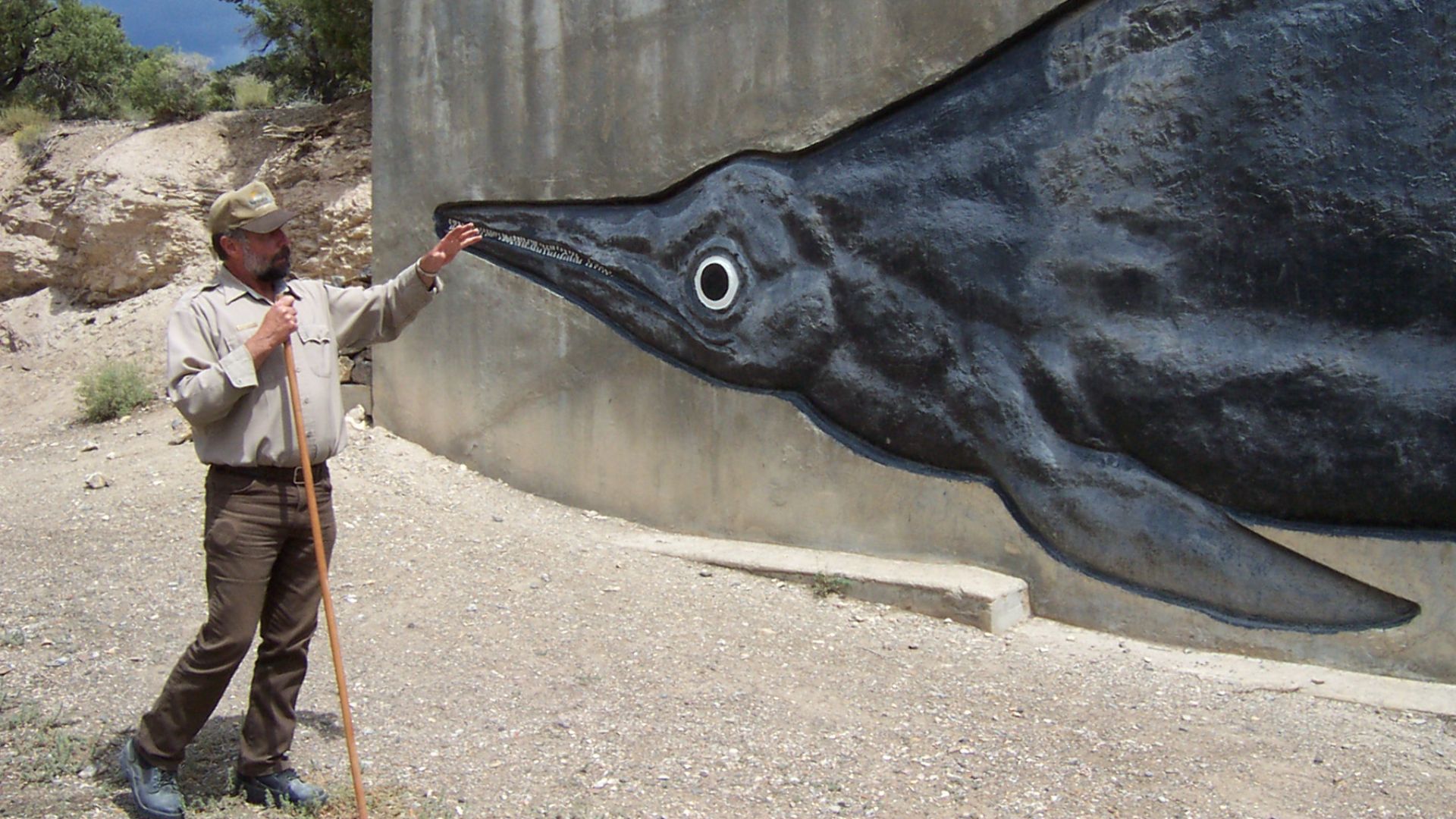 File:Tour Guide and outside wall painting.jpg