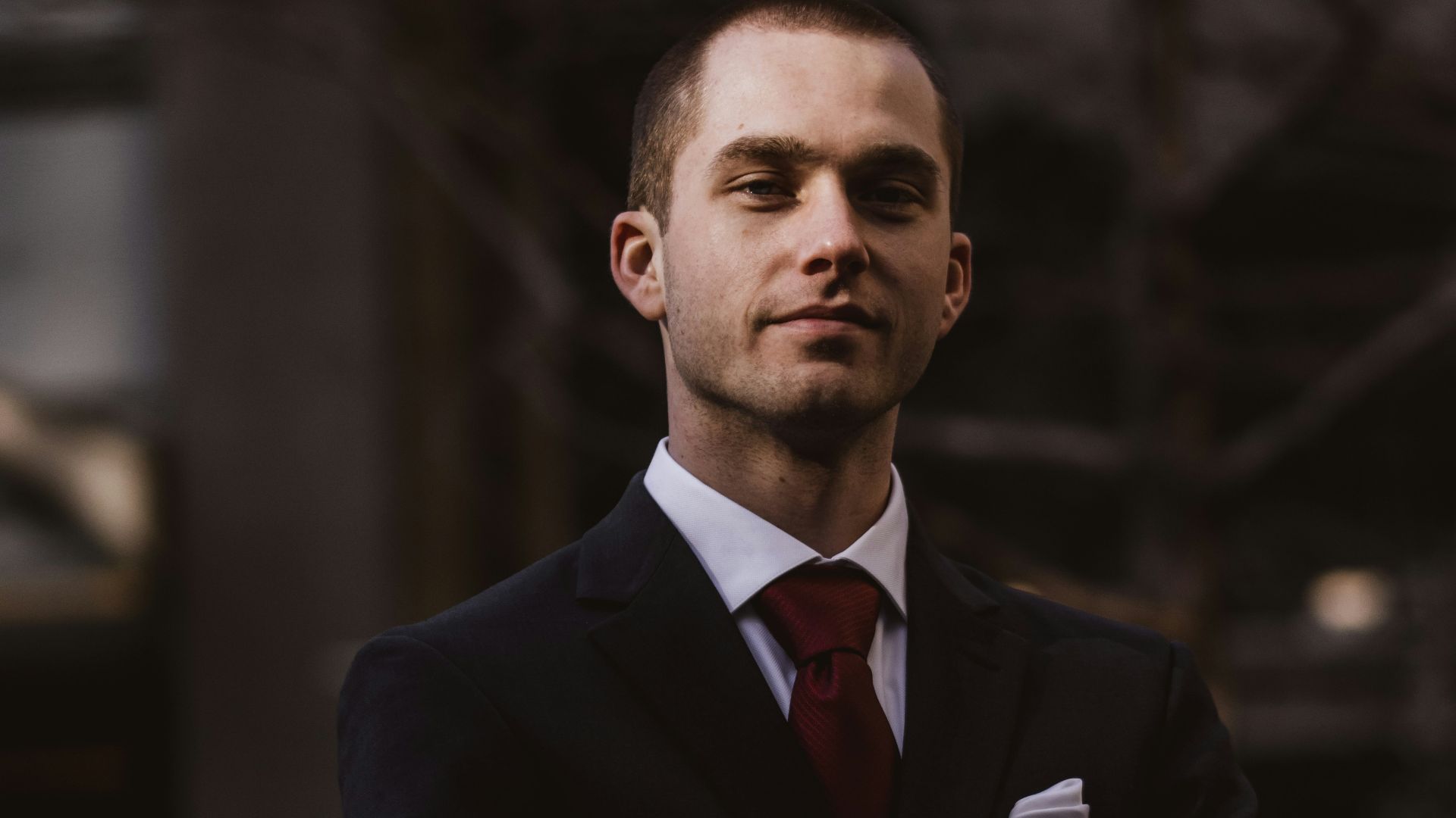 man wearing black notched lapel suit jacket in focus photography