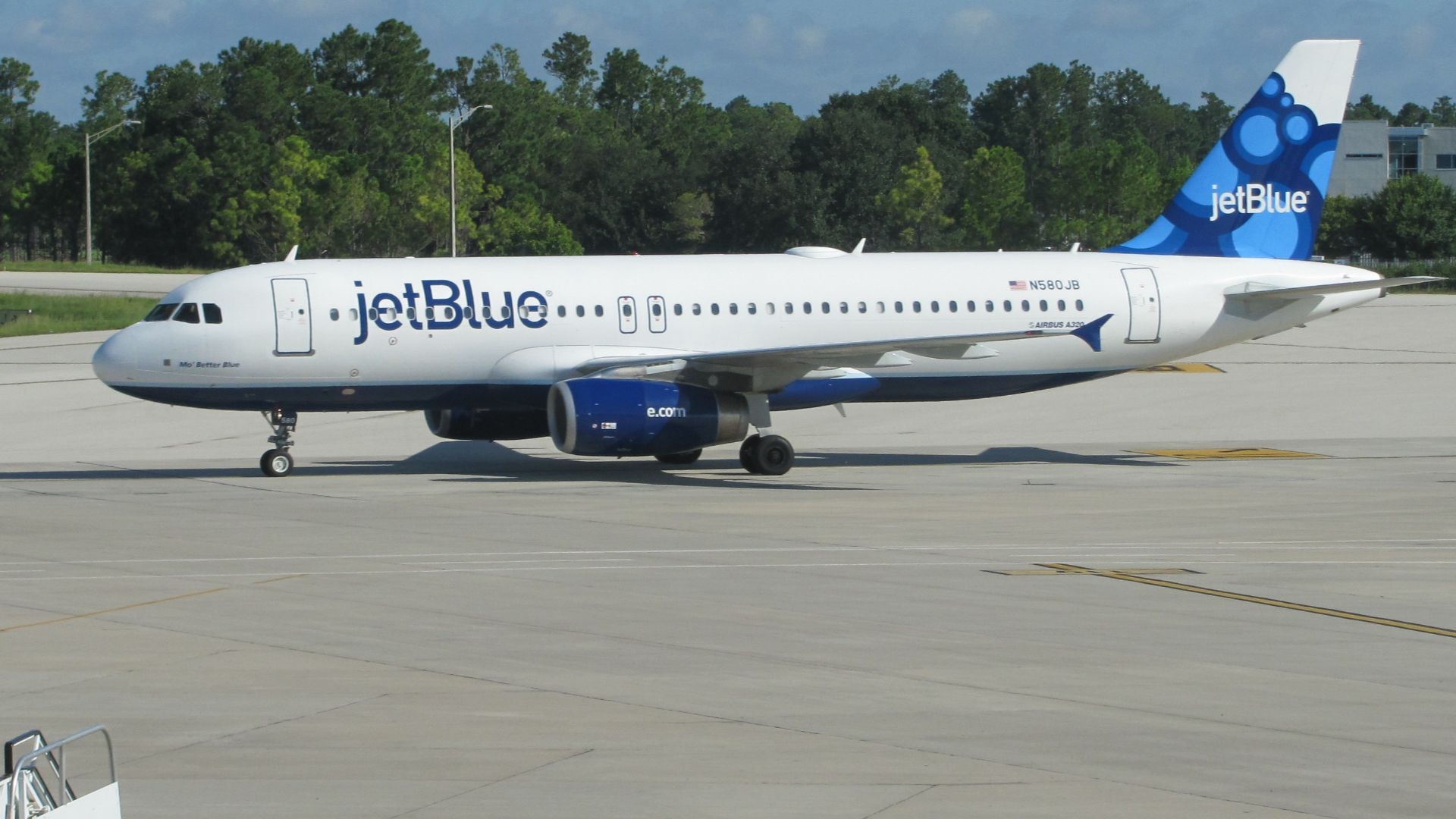 File:JetBlue A320 at Orlando.jpeg