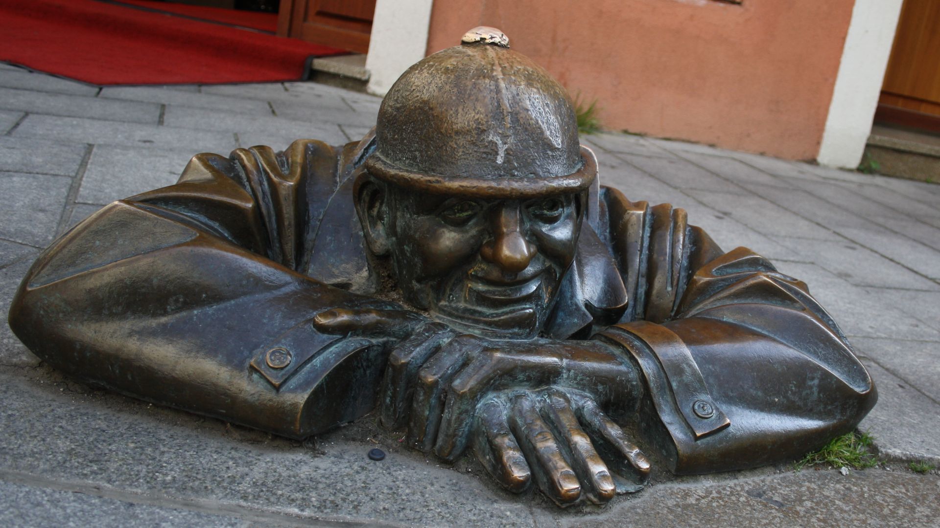 File:Man at work (Čumil) statue in Bratislava, Bratislava I District.jpg
