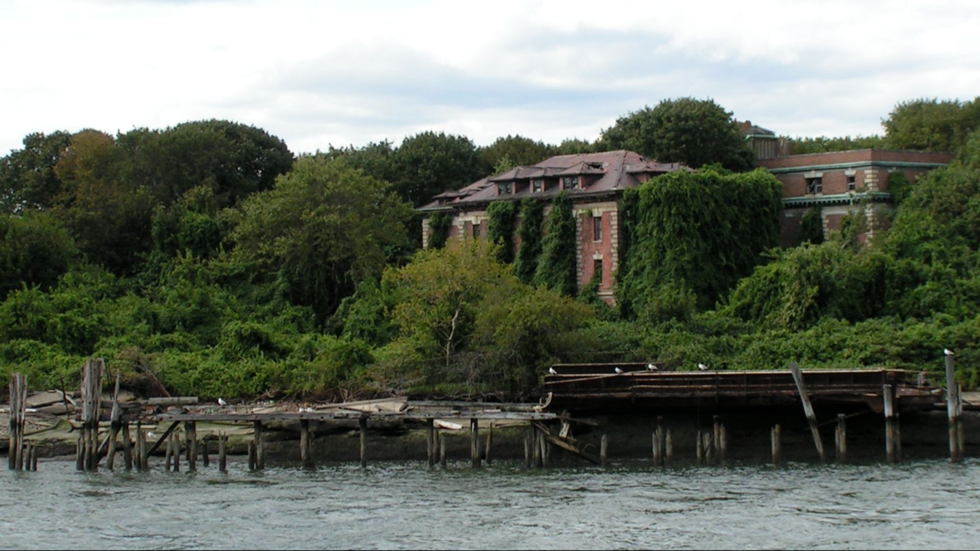 File:Riverside Hospital North Brother Island.jpg