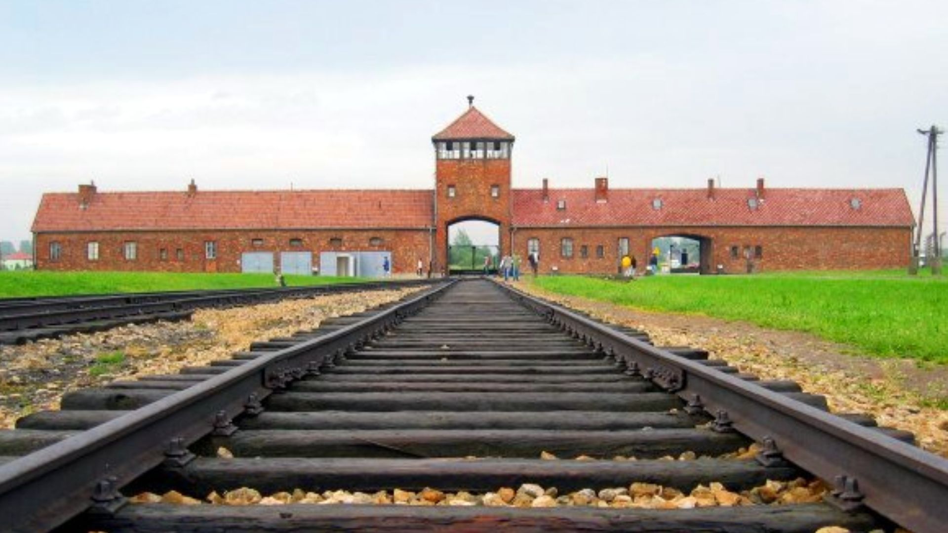 File:Auschwitz-birkenau-main track.jpg