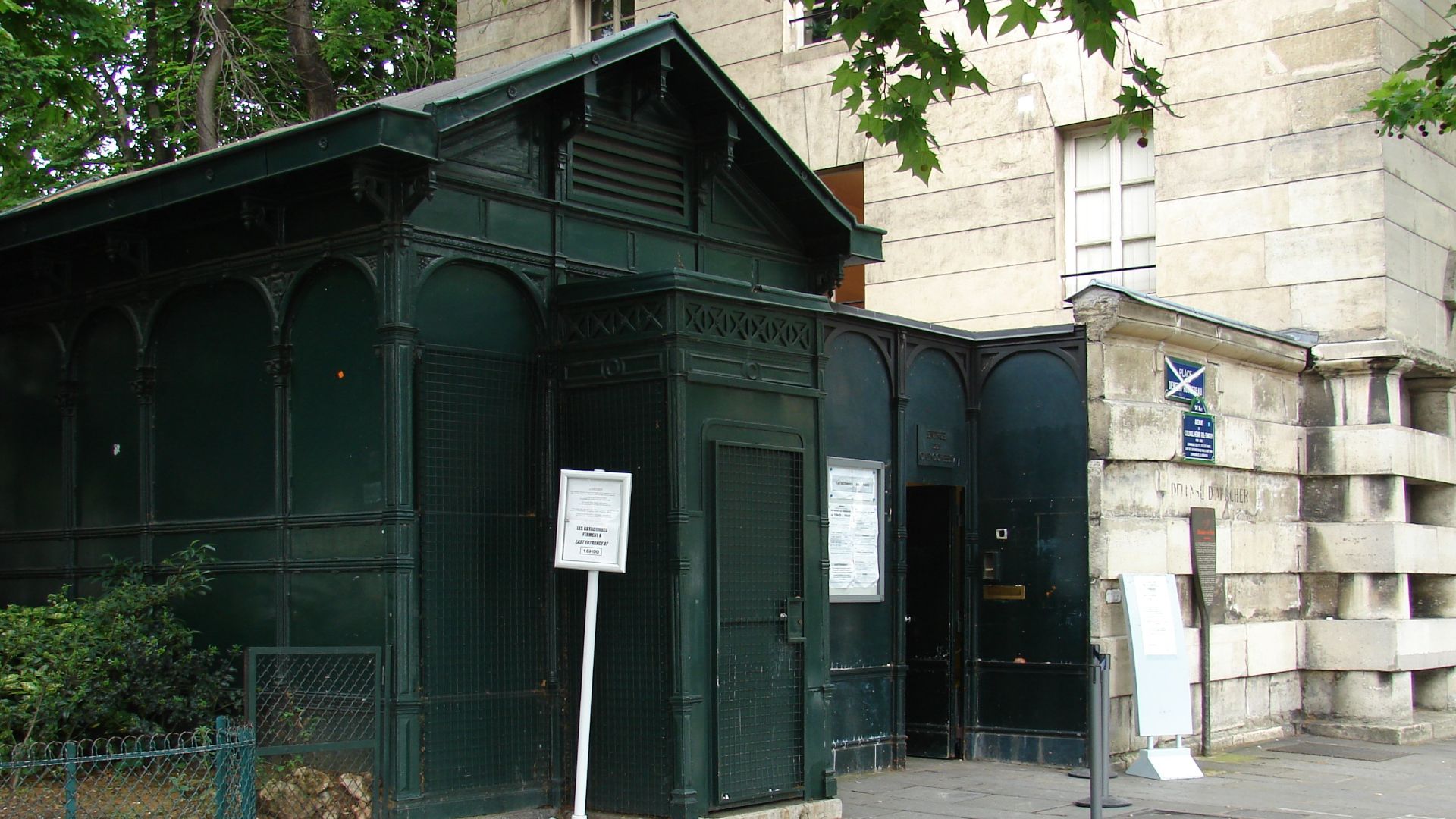 File:Paris Catacombs Entrance.jpg