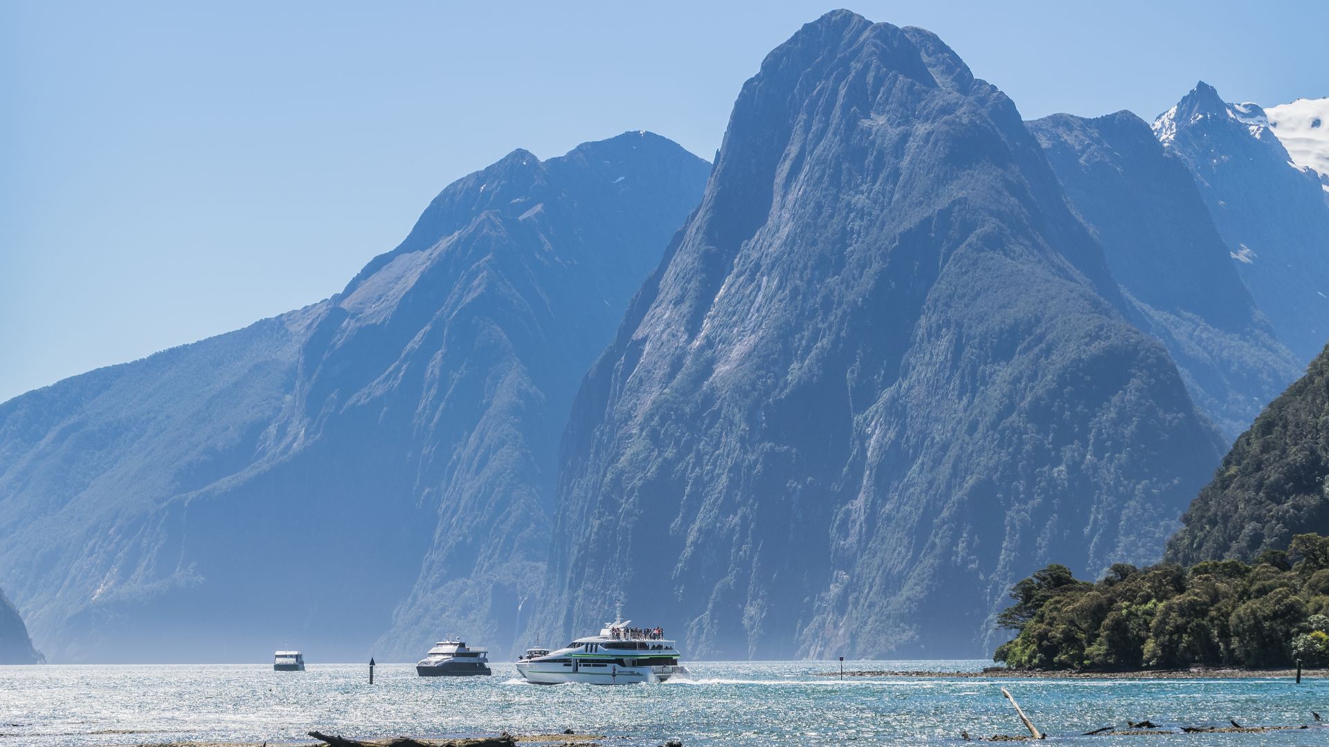 File:Milford Sound in Fiordland National Park 17.jpg