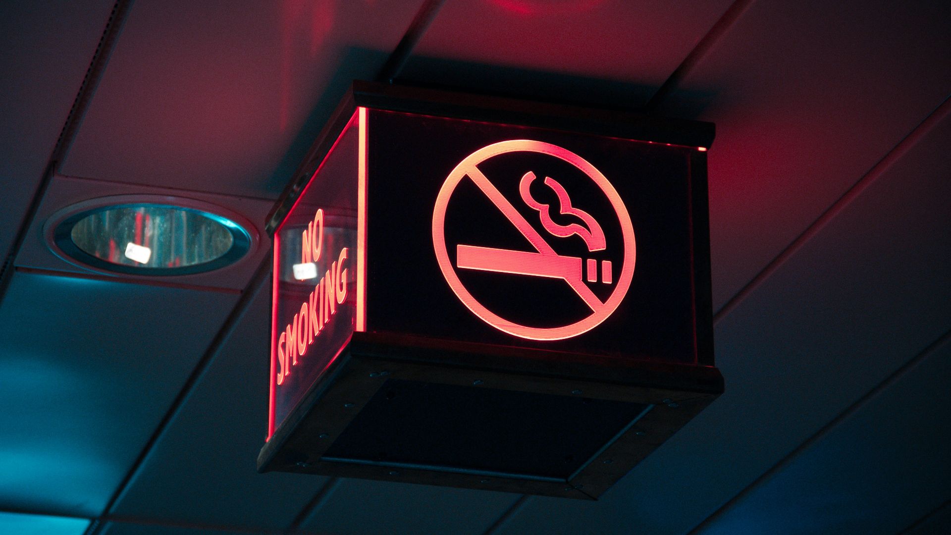 powered-on no smoking box
