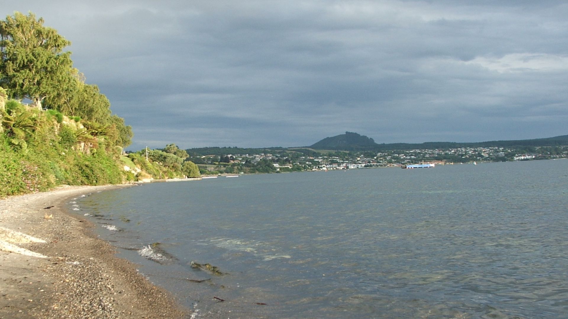 File:Taupo lake - jezero Taupo - panoramio.jpg