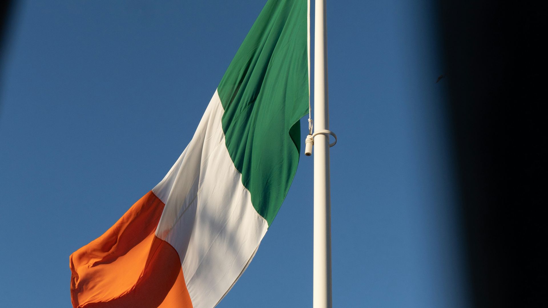 white, green, and red italy flag