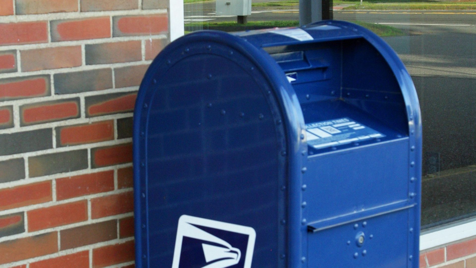 A u.s. mailbox and no trespassing sign.