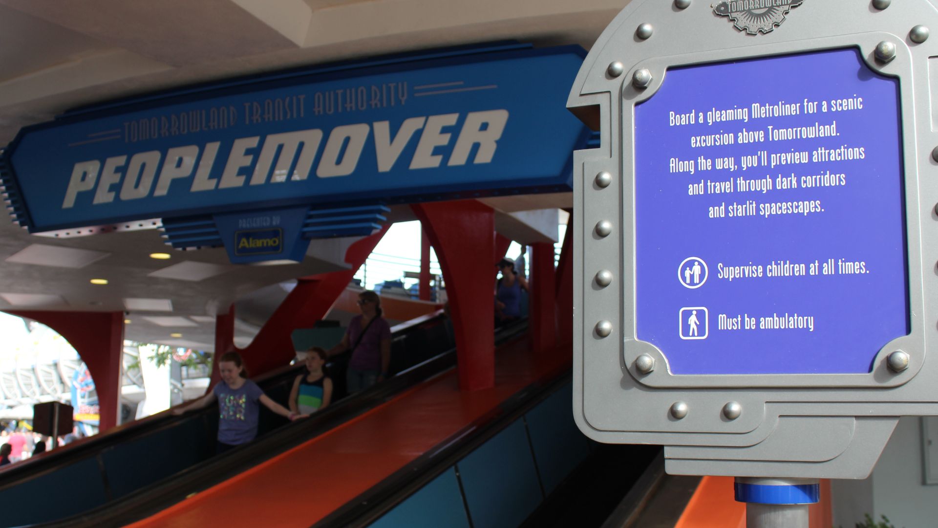 File:Tomorrowland Transit Authority PeopleMover (30013353296).jpg