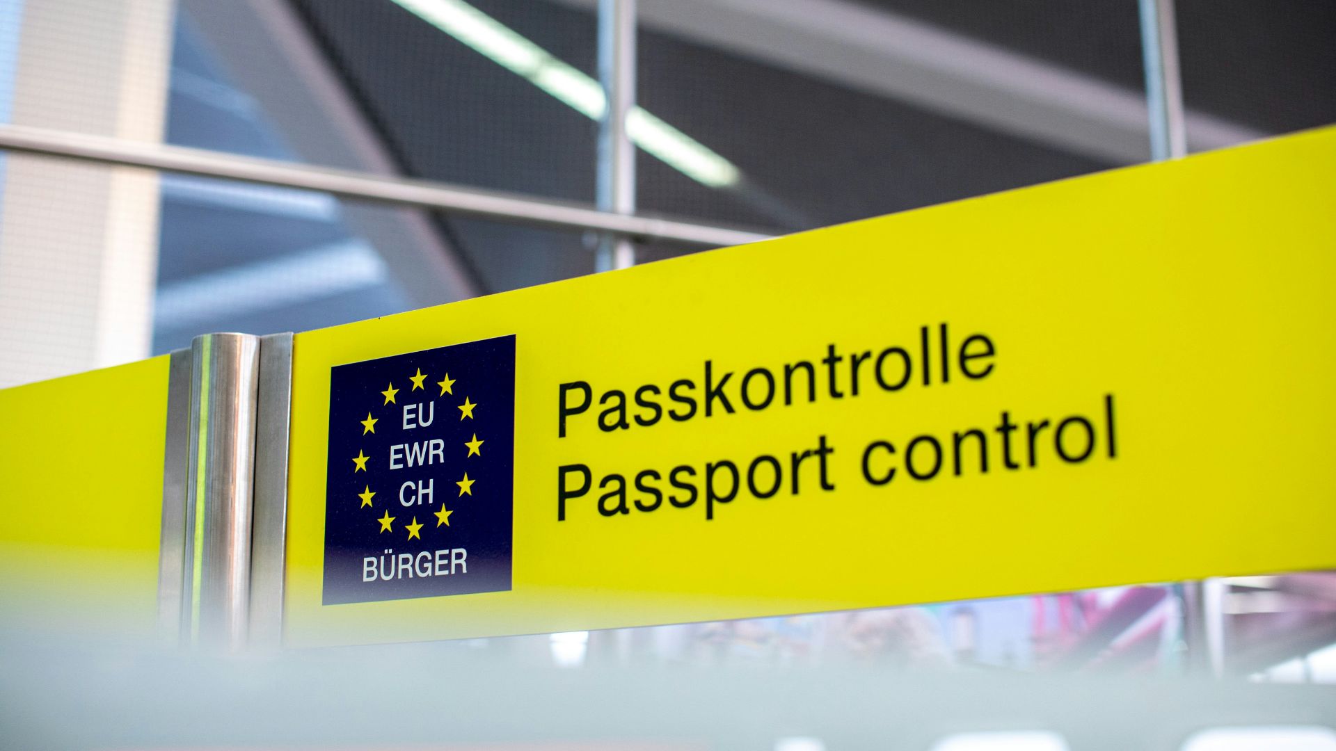 Passkontrolle Passport control signage