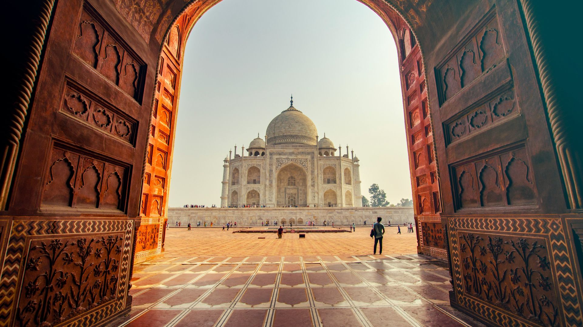 people near TAj Mahal