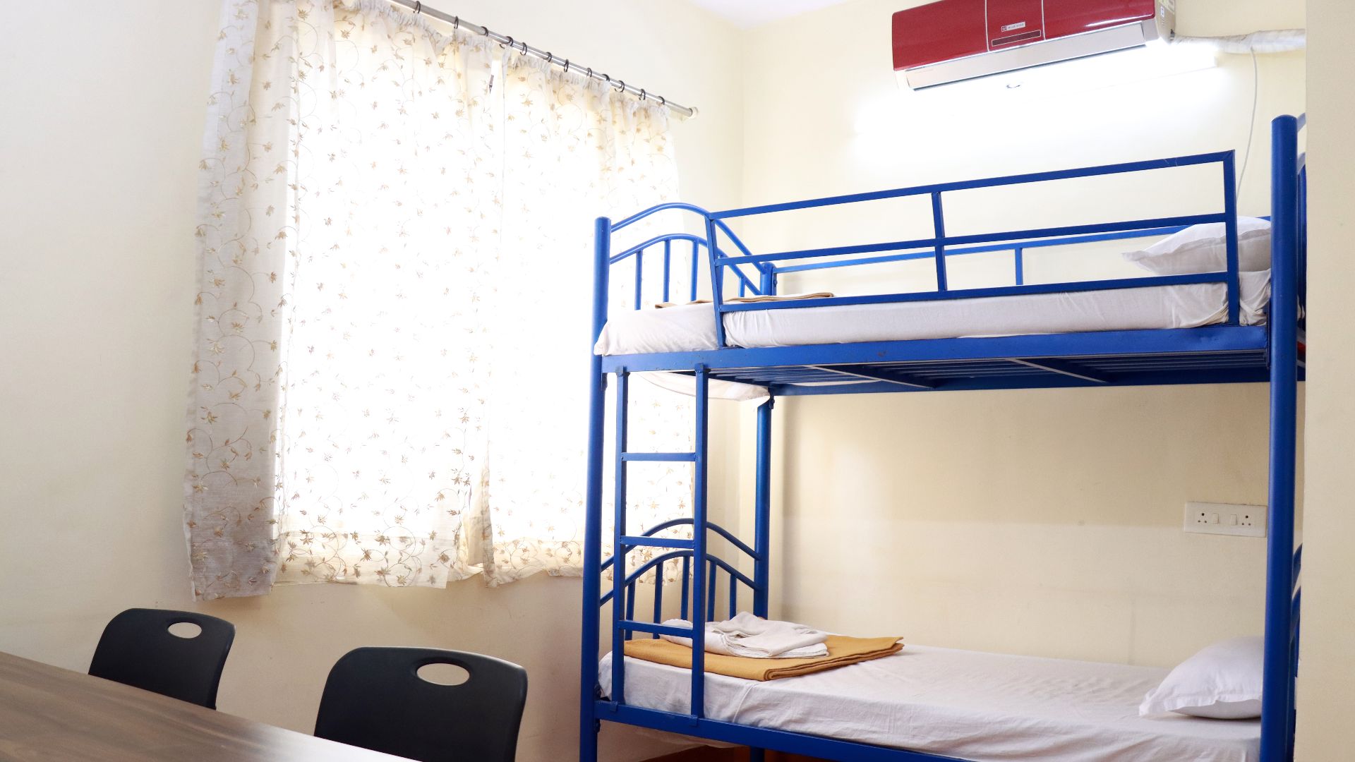 File:Hostel Room Inside at UAiU.jpg