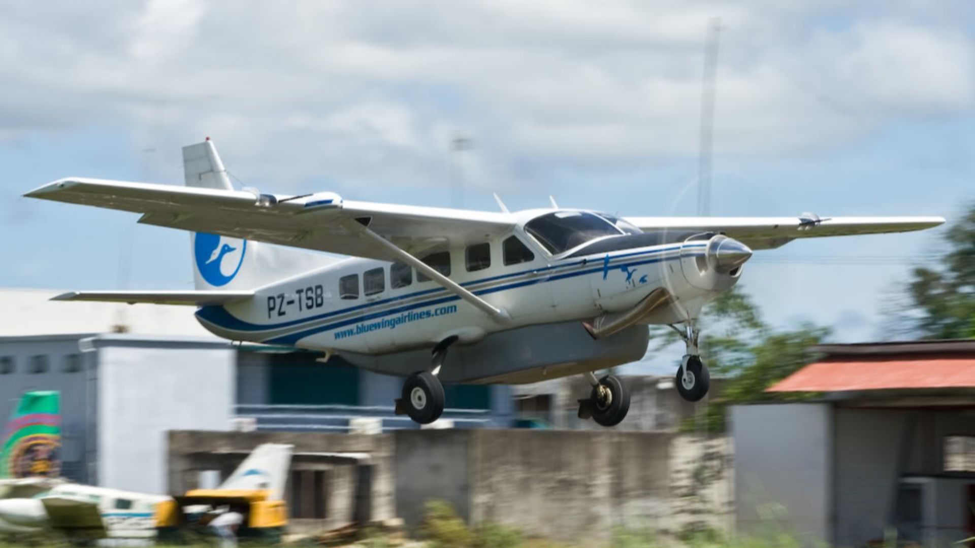 File:BlueWingAirlines-Cessna208Caravan-PZ-TSB at SMZO.jpg
