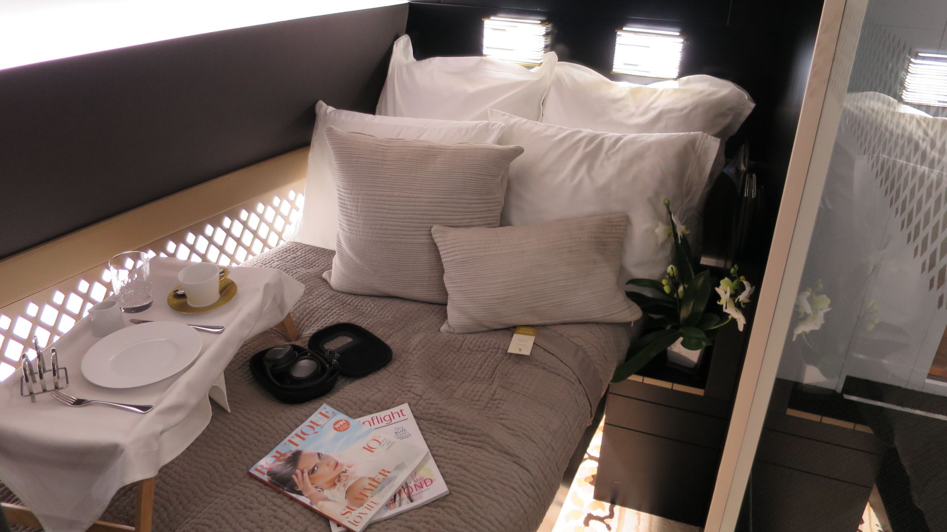 File:Etihad Airways aircraft interiors demo ITB 2017 (09).JPG