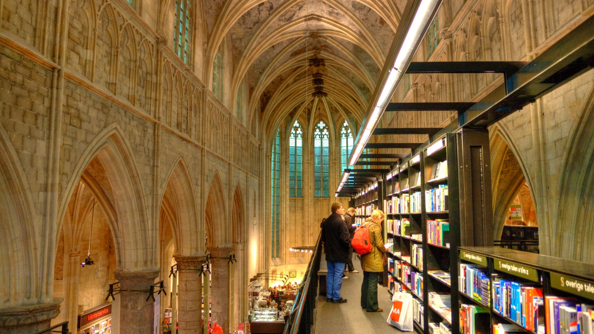 File:Bookstore in a former Dominican church in Maastricht.jpg