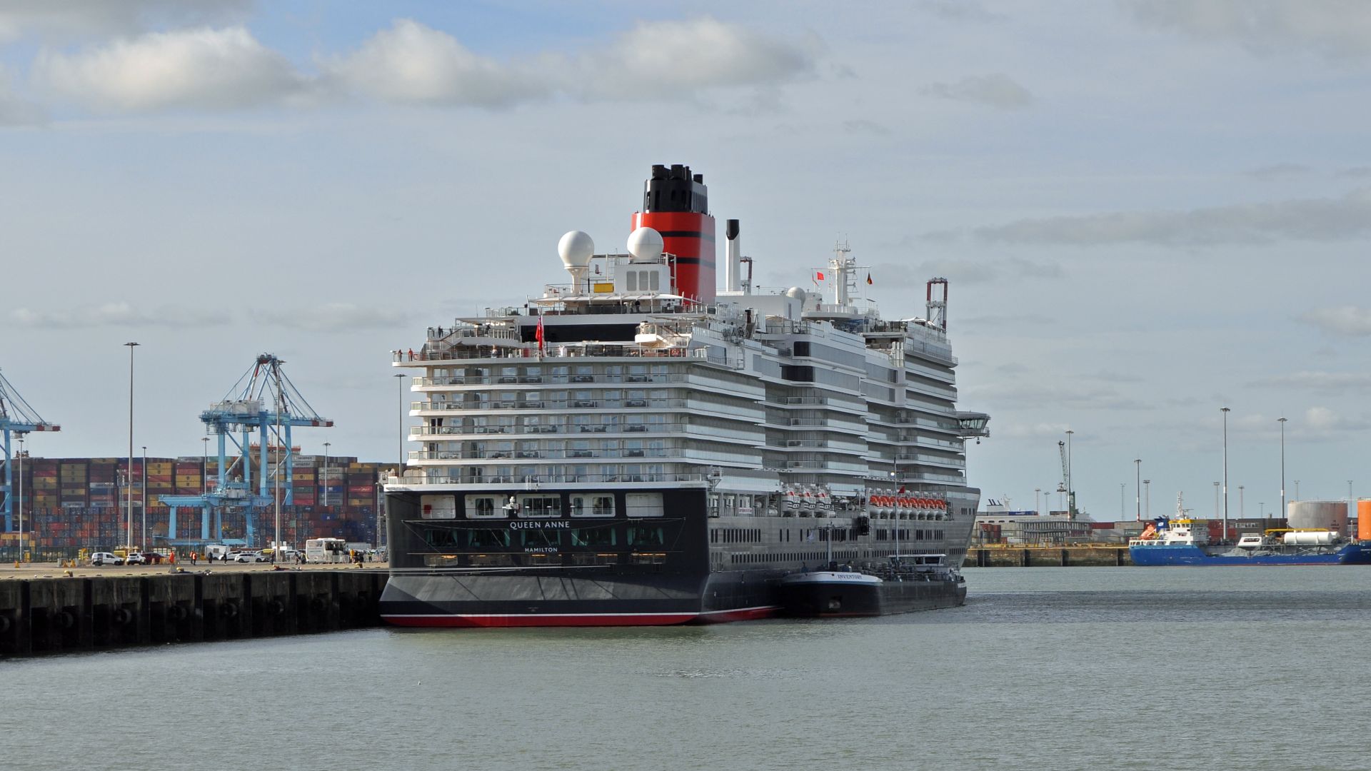 File:Queen Anne cruise ship R02.jpg
