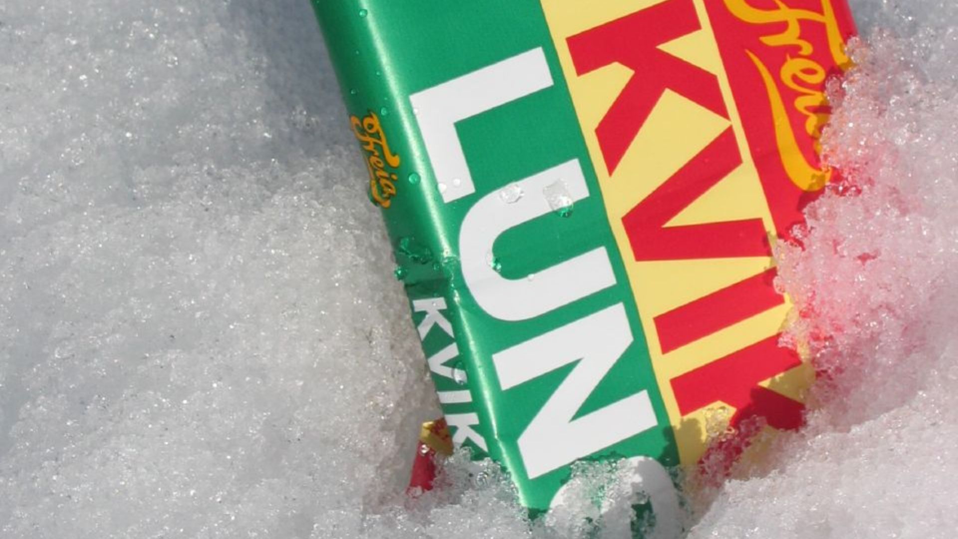 File:Kvikk Lunsj i snøen.jpg