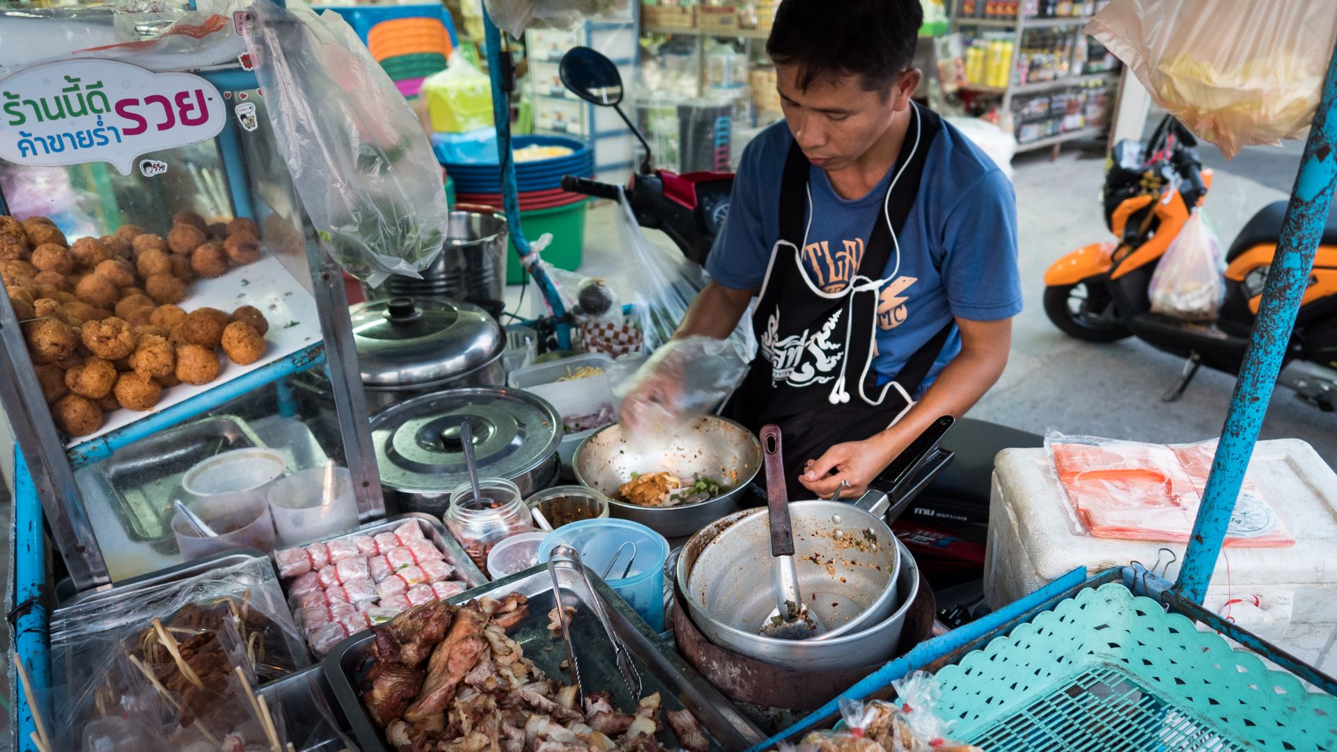 File:2017 0425 Street food vendor Ayutthaya.jpg
