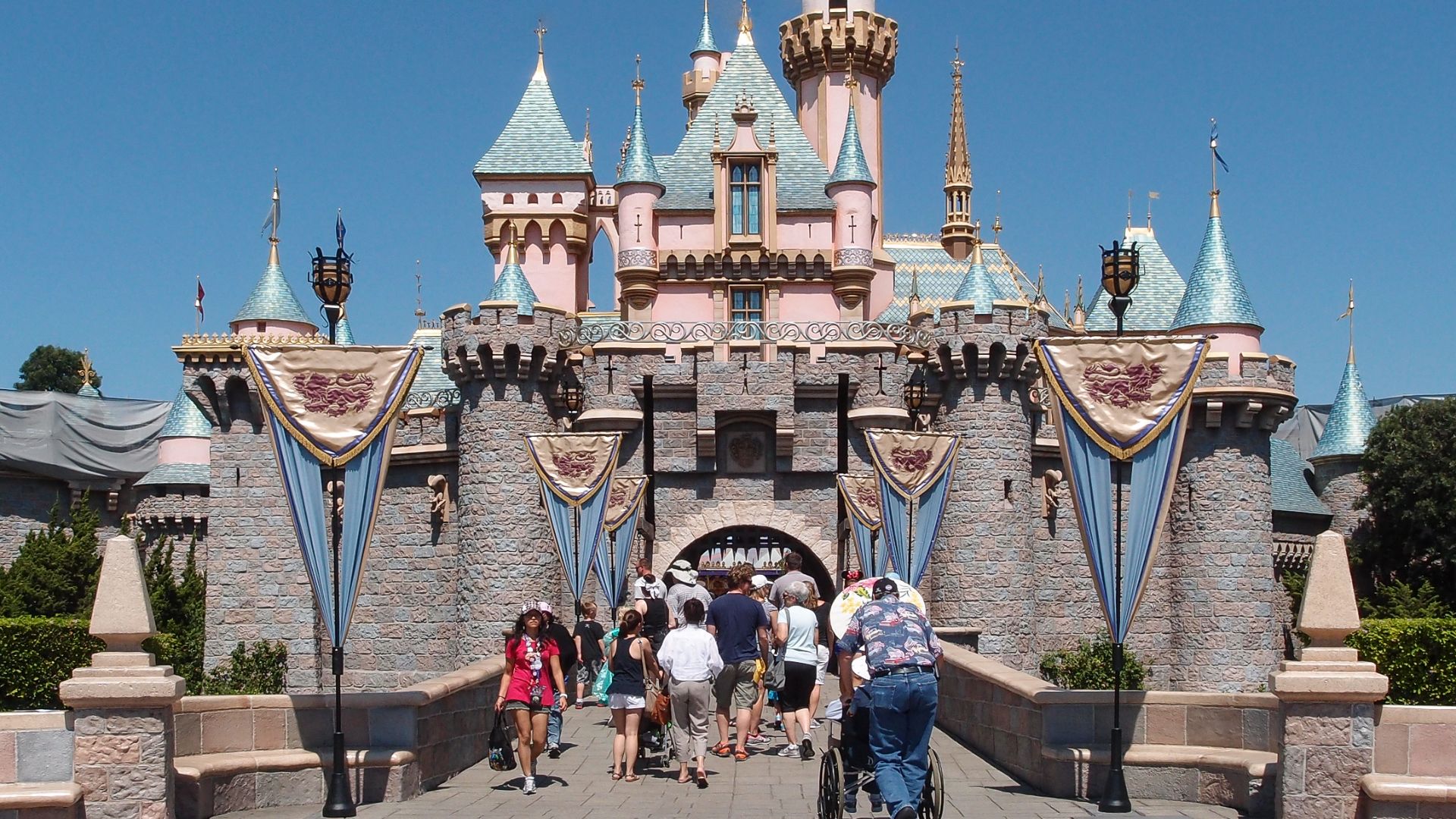 File:Sleeping Beauty Castle Disneyland Anaheim 2013.jpg