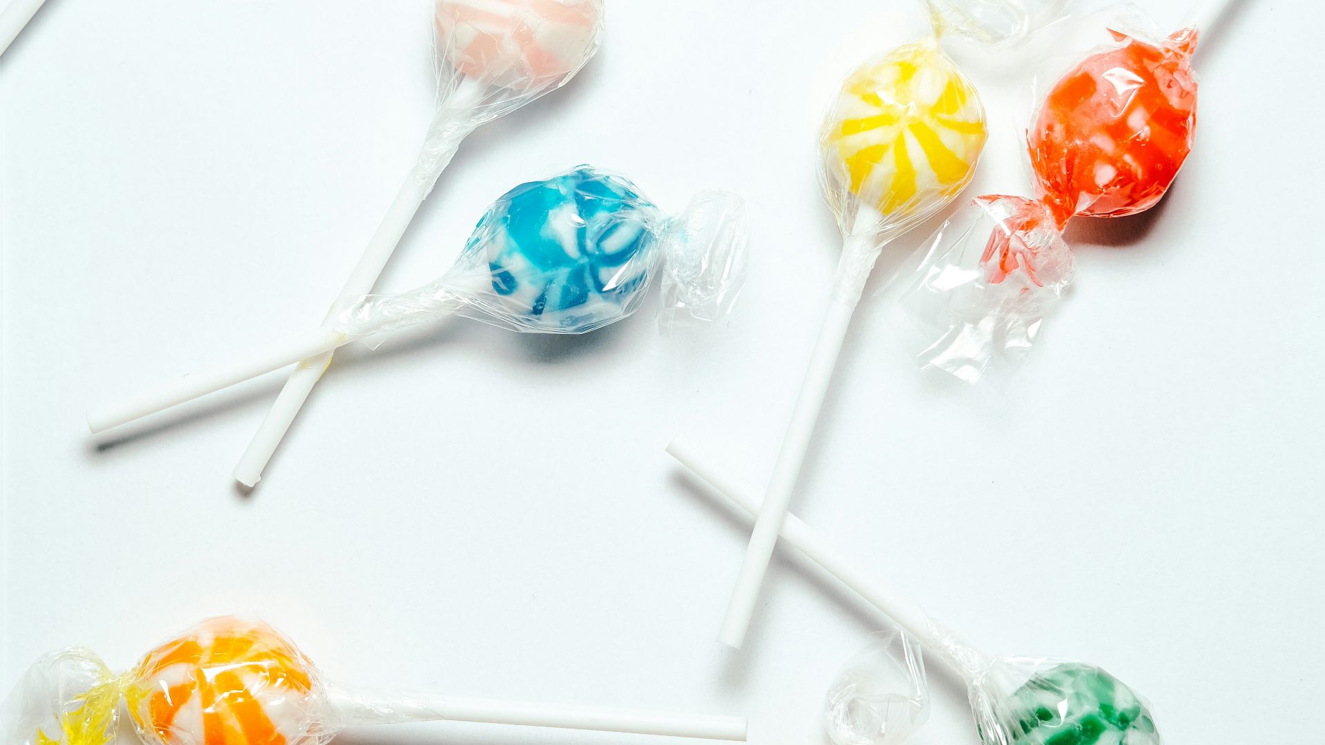 red green blue and yellow candies