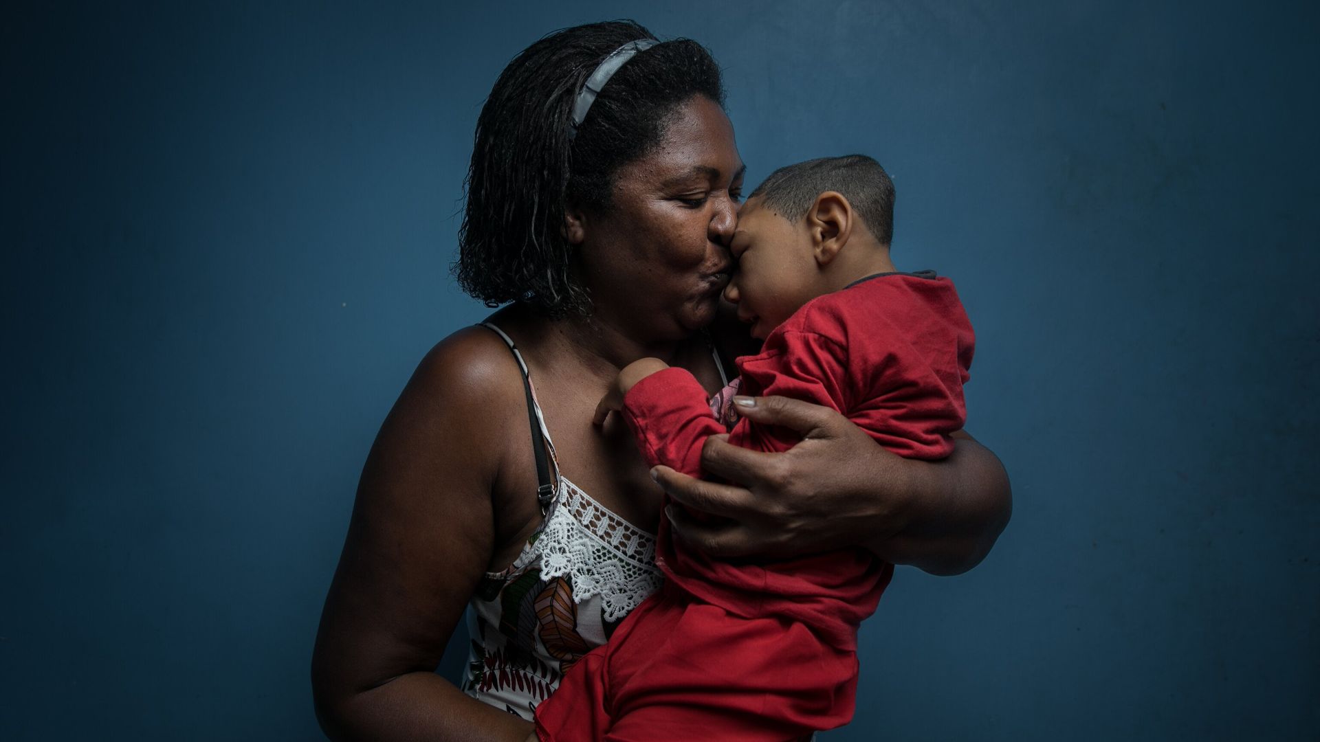 File:Hold Me Mother, 2018 - Wellcome Photography Prize 2019.jpg