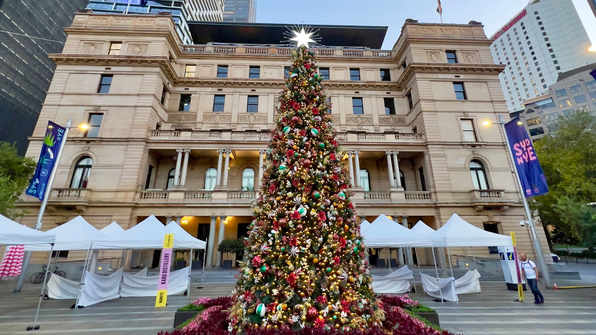 File:Christmas tree Customs House, Sydney, 2022, 01.jpg