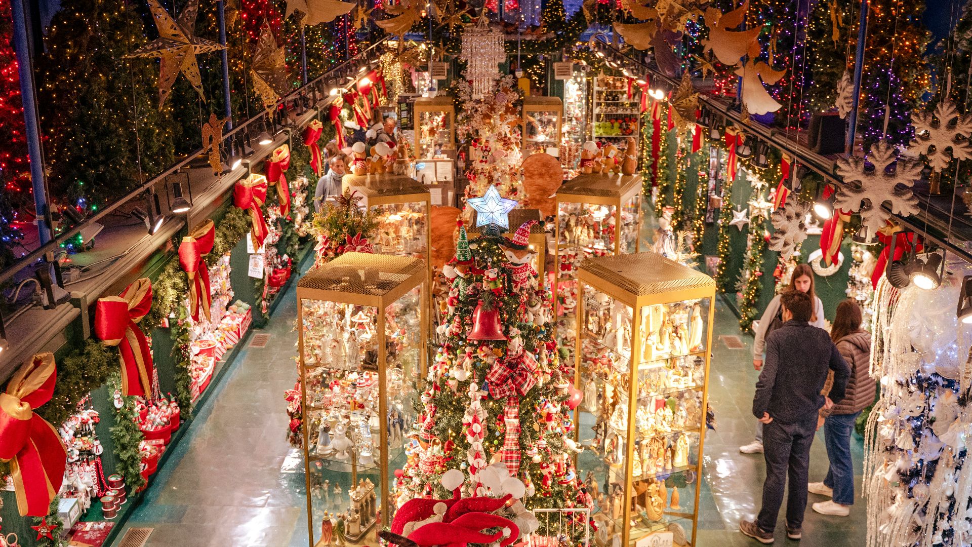 A large room filled with lots of christmas decorations