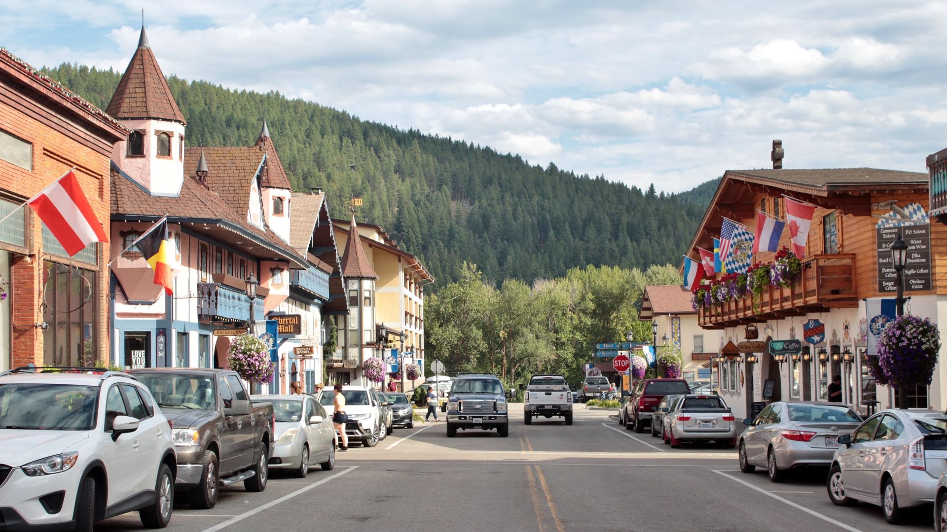 File:9th Street (Alpen Strasse) in Leavenworth, Washington - 2019.jpg