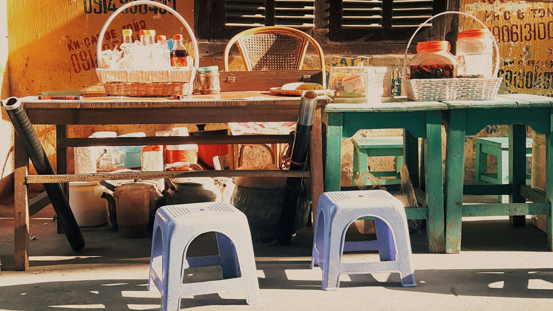 a group of chairs and a table in front of a building