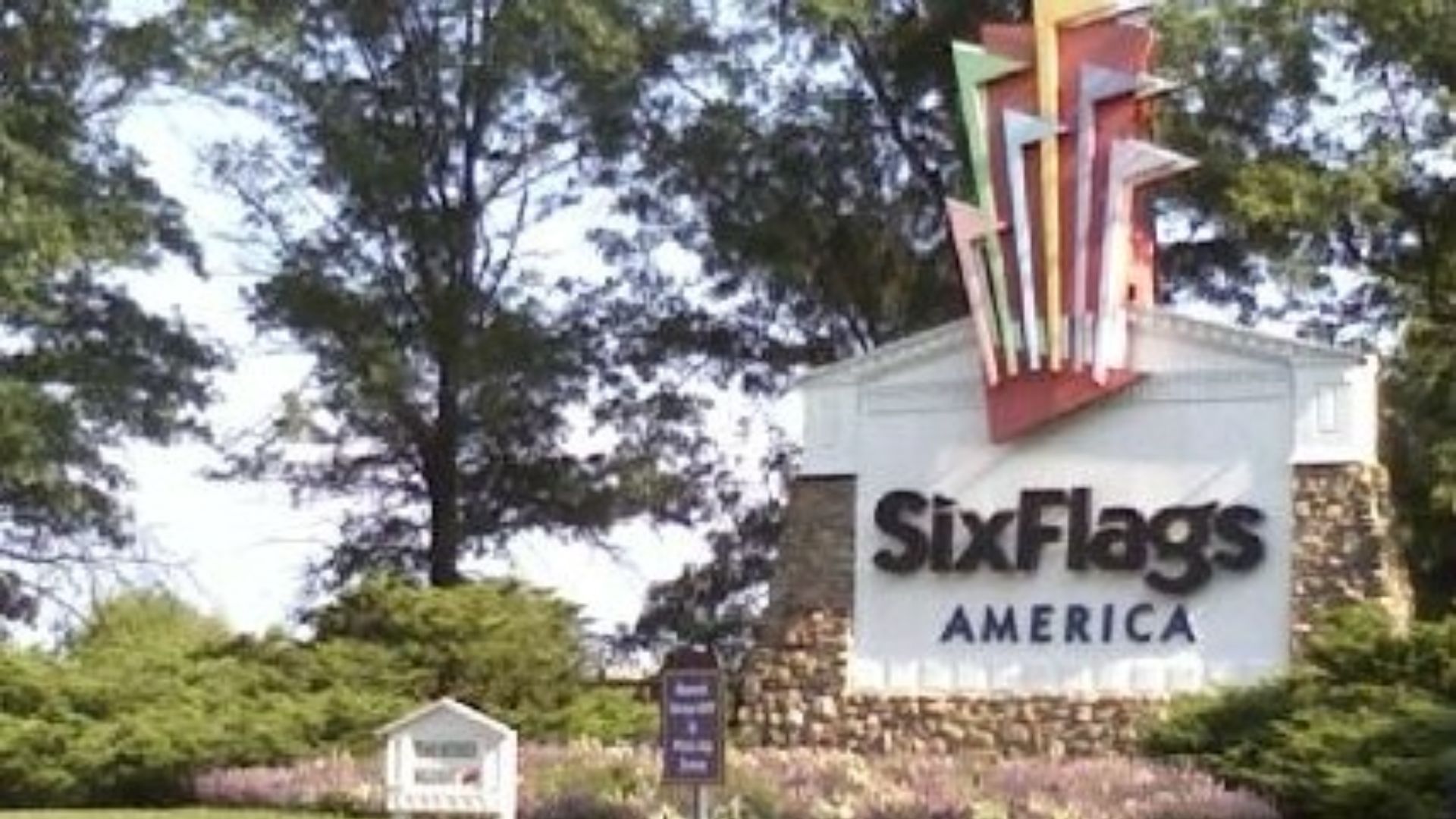File:SixFlagsAmerica2010entrancesign.jpg