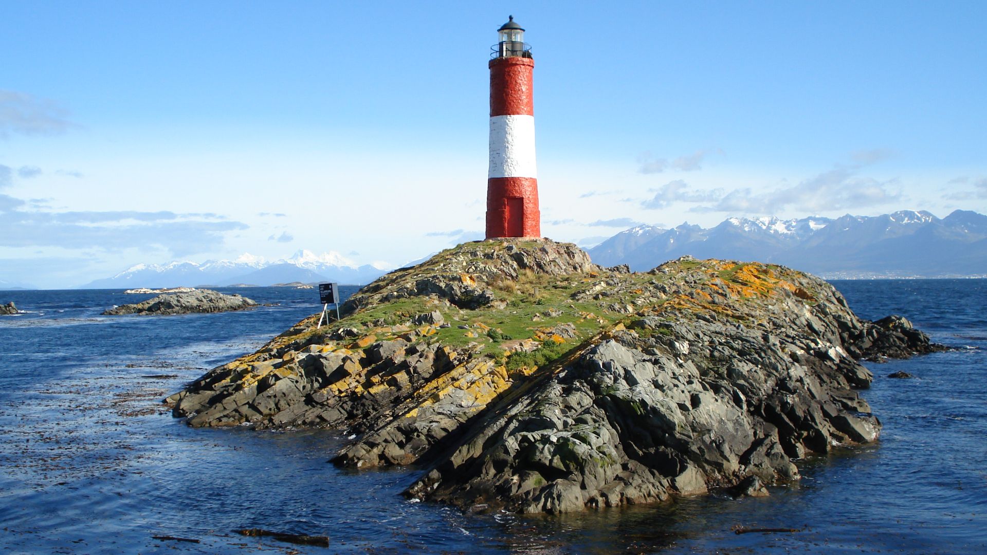 File:Les Eclaireurs Lighthouse.jpg