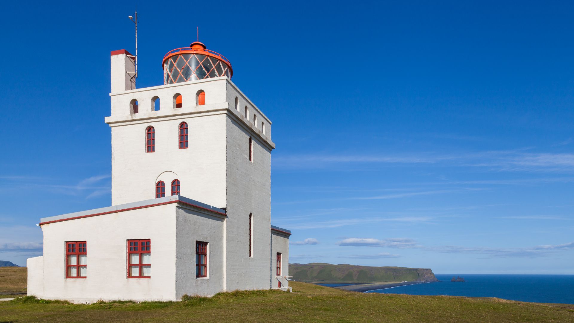 File:Faro de Dyrhólaey, Suðurland, Islandia, 2014-08-17, DD 137.JPG