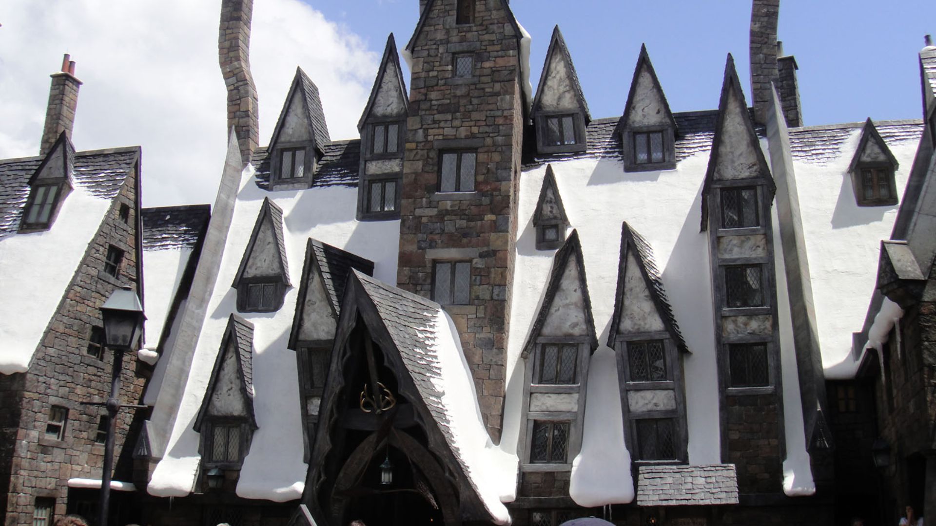 File:Wizarding World of Harry Potter - Hogsmeade (5013545275).jpg
