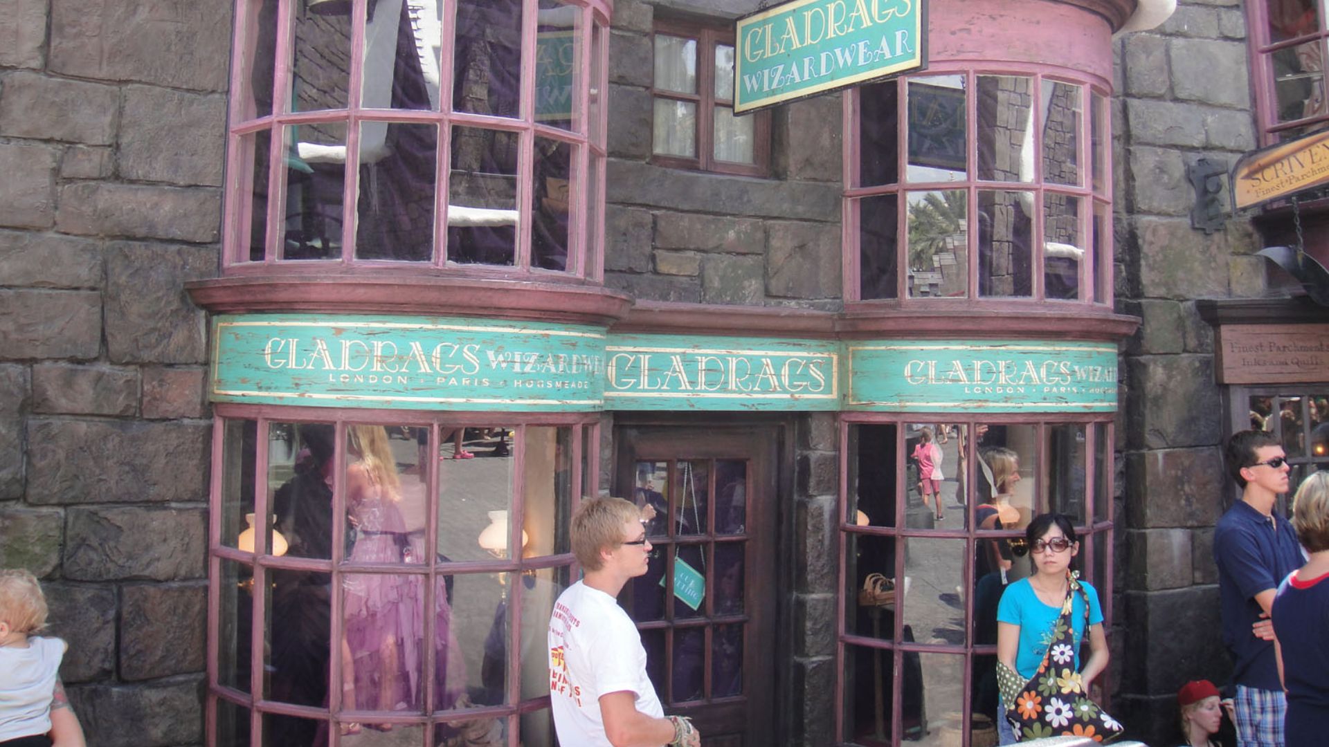 File:Wizarding World of Harry Potter - Gladrags Wizard Wear (5013545847).jpg