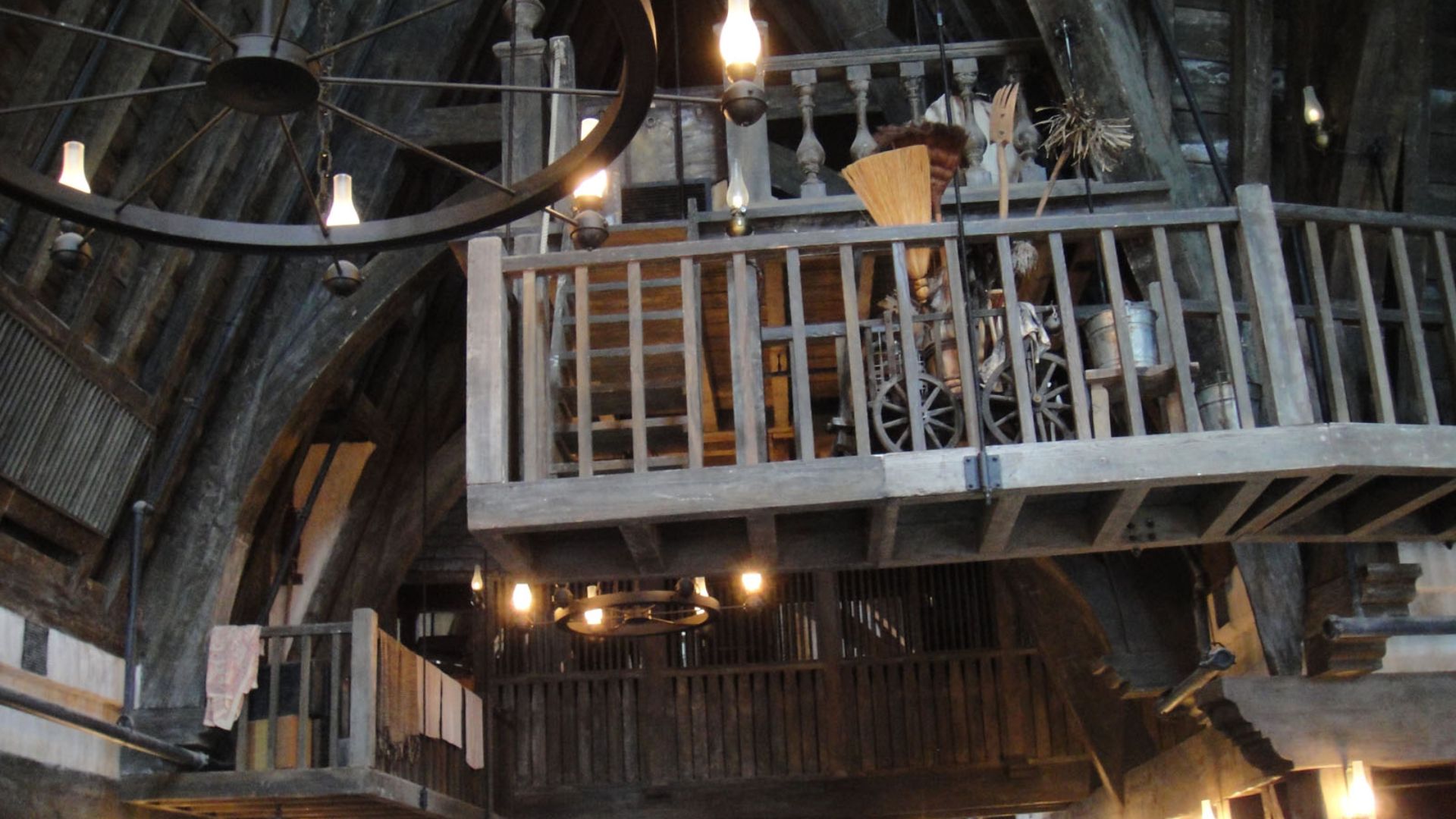 File:Wizarding World of Harry Potter - inside the Three Broomsticks (5014152146).jpg