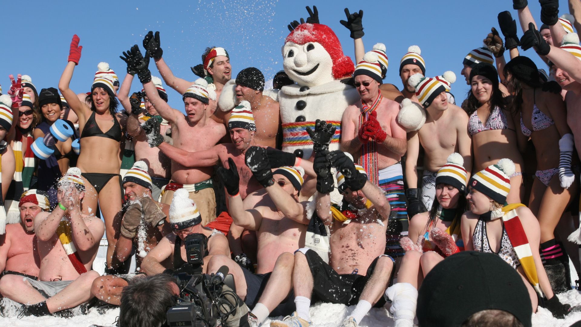 File:Carnaval de Québec - bain de neige avec le mascotte Bonhomme Carnaval (13-02-2010).jpg