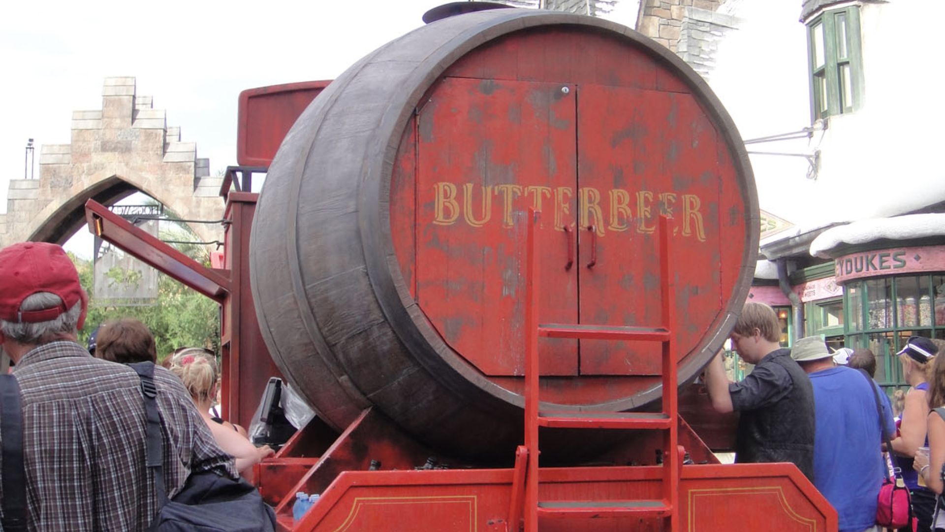 File:Wizarding World of Harry Potter - Butterbeer cart (5013697681).jpg
