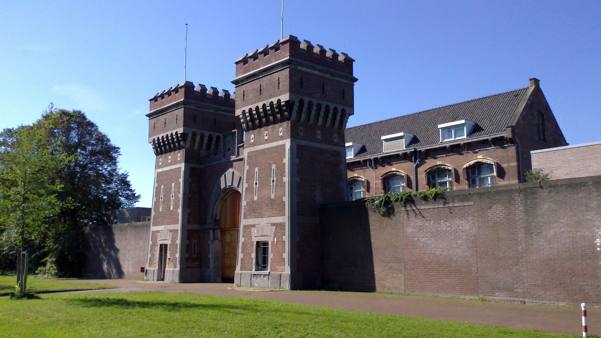 File:2015, Scheveningen Prison The Hague, old main gate (17).jpg
