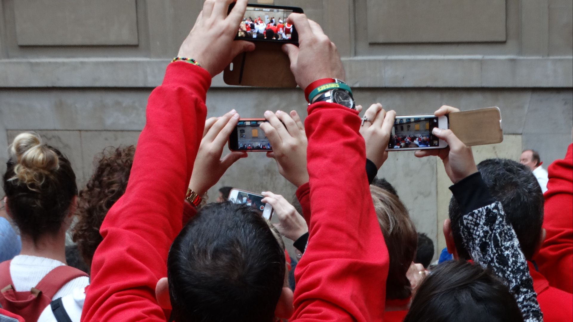 File:Viewing the Bull Run - San Fermin Festival - Pamplona - Navarra - Spain (14424358608).jpg