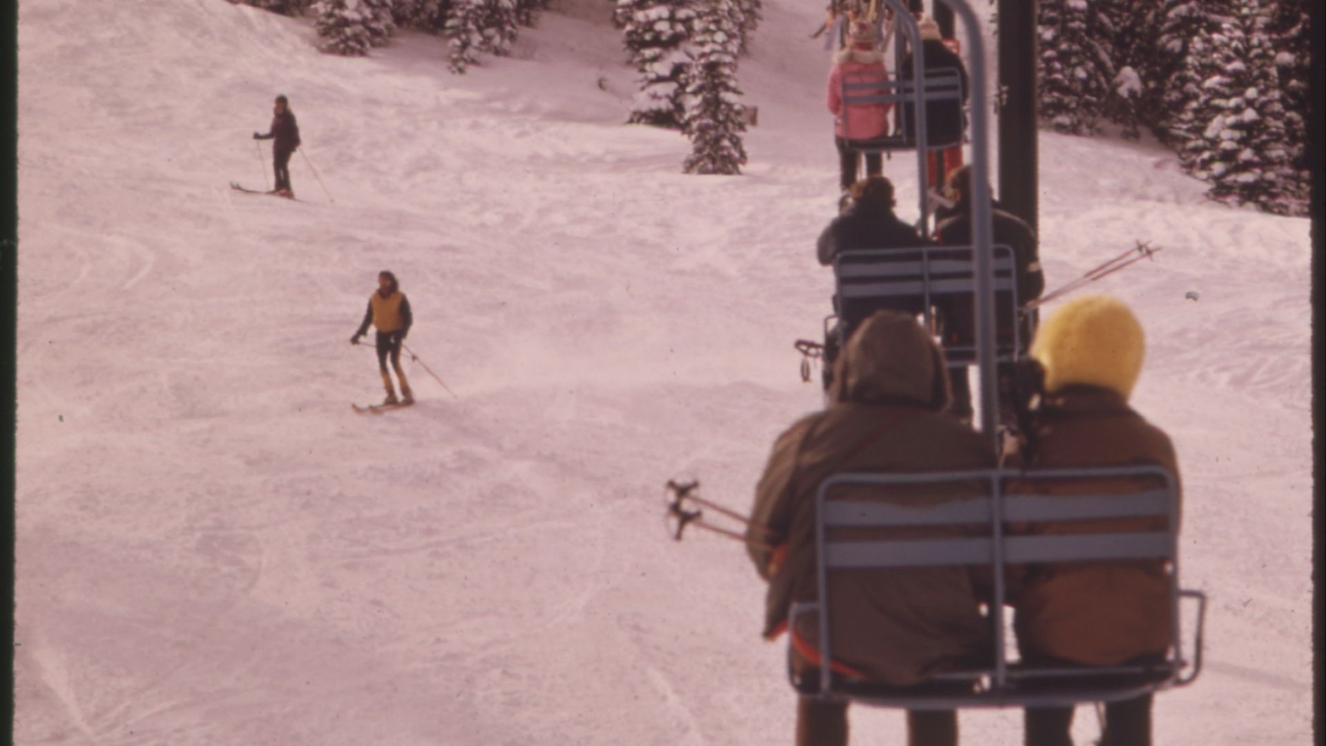 File:CHAIR LIFT GOES TO THE TOP OF SNOWMASS MOUNTAIN - NARA - 554247.jpg