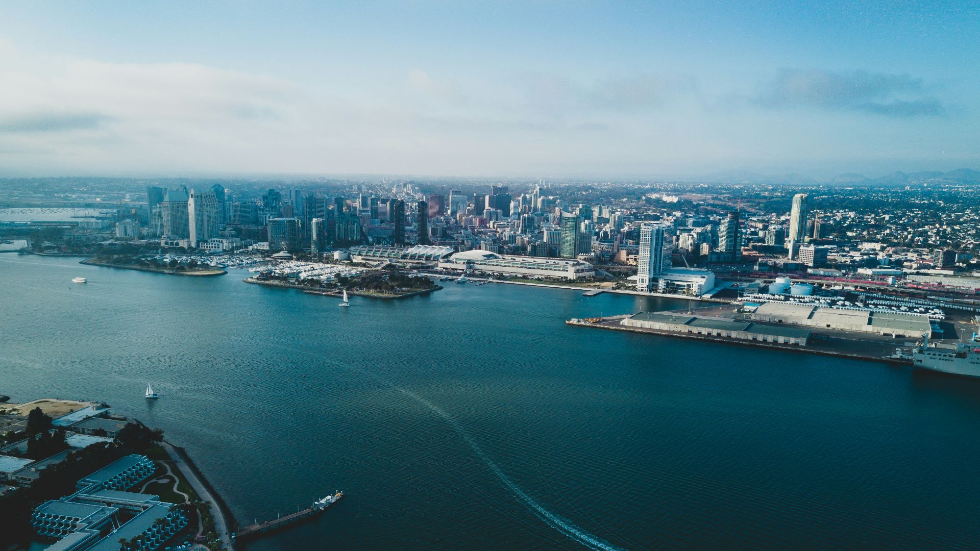 photography of boat in body of water