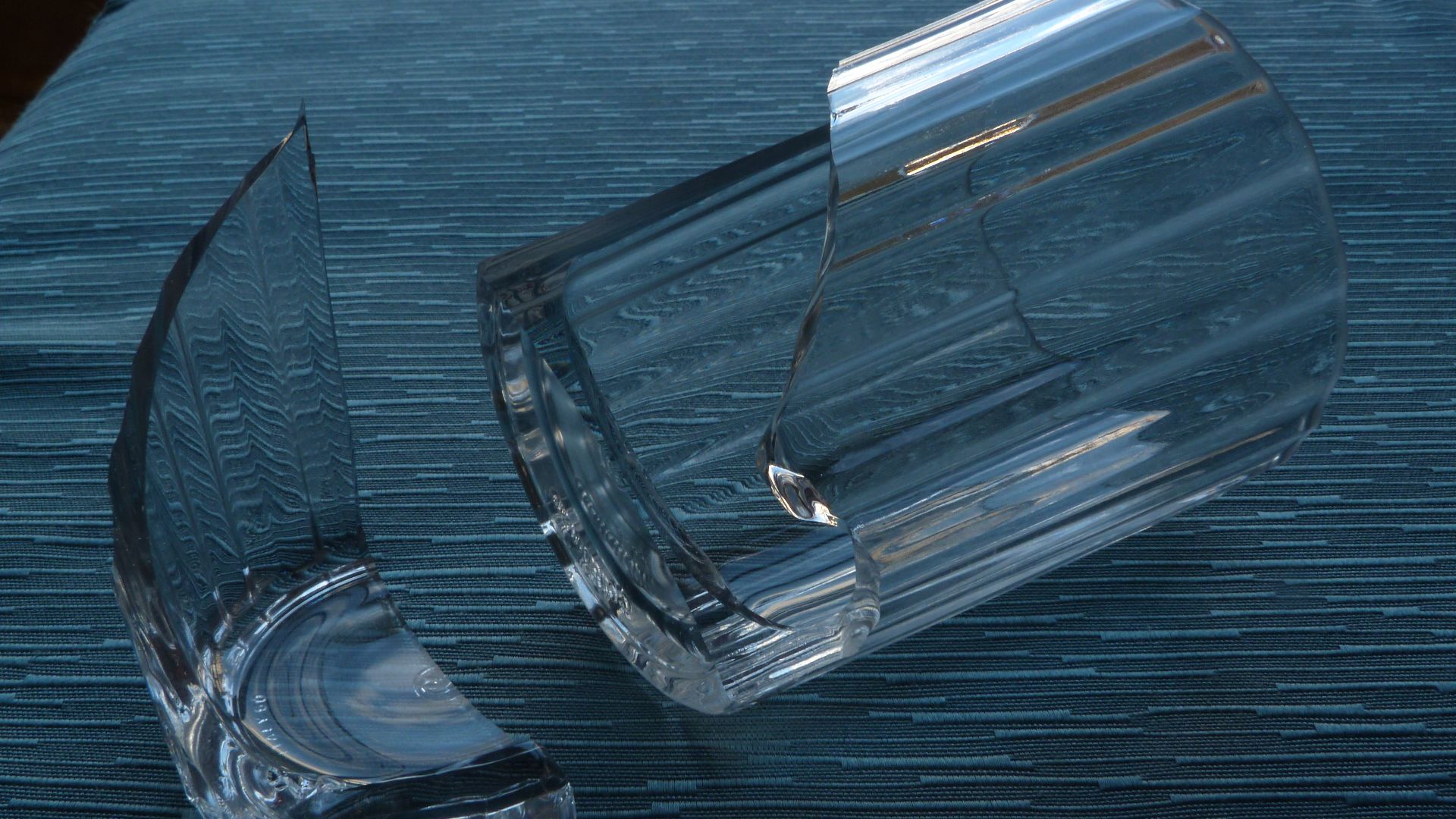 File:Broken glass through thermal shock - 3rd of 3.jpg