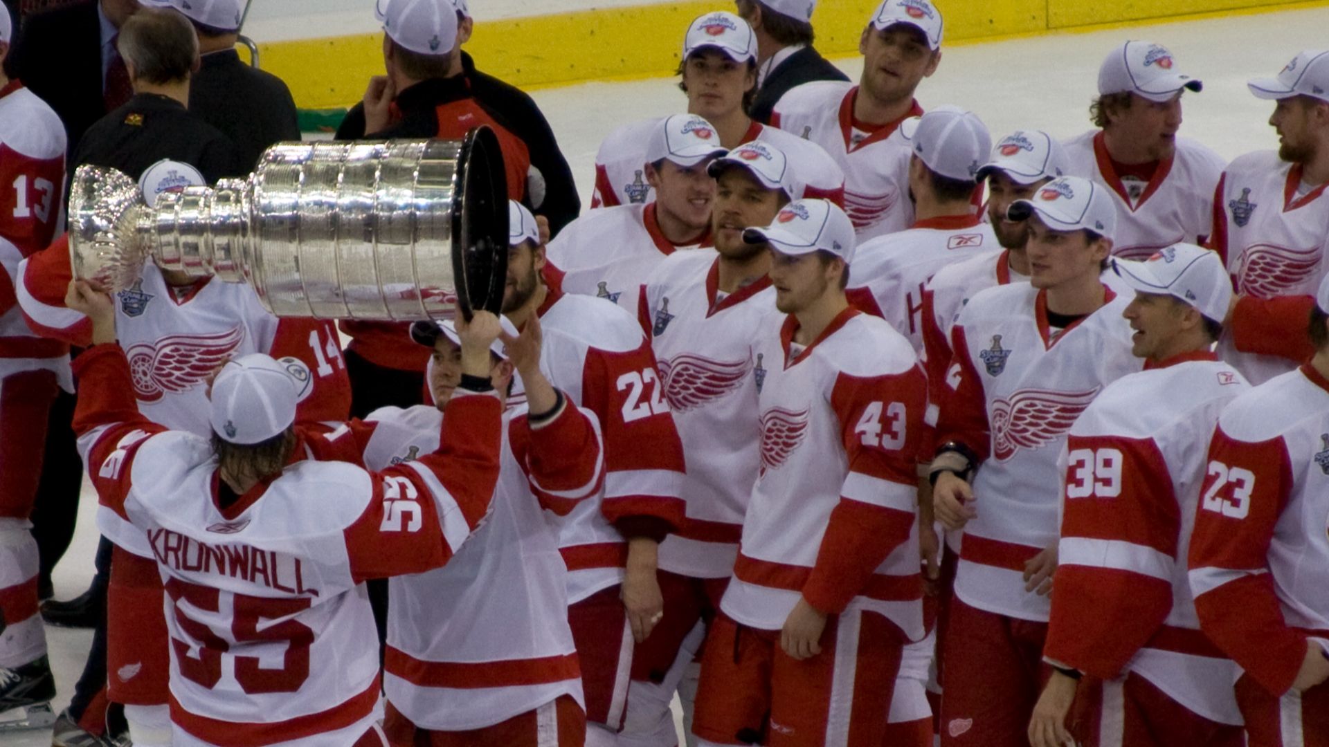 File:Niklas Kronwall with Stanley Cup.jpg