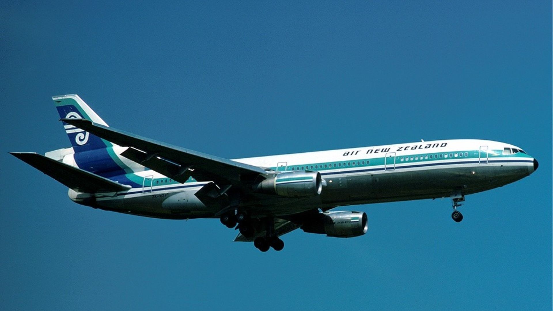 File:DC-10 of Air New Zealand at Heathrow - 1977.jpg