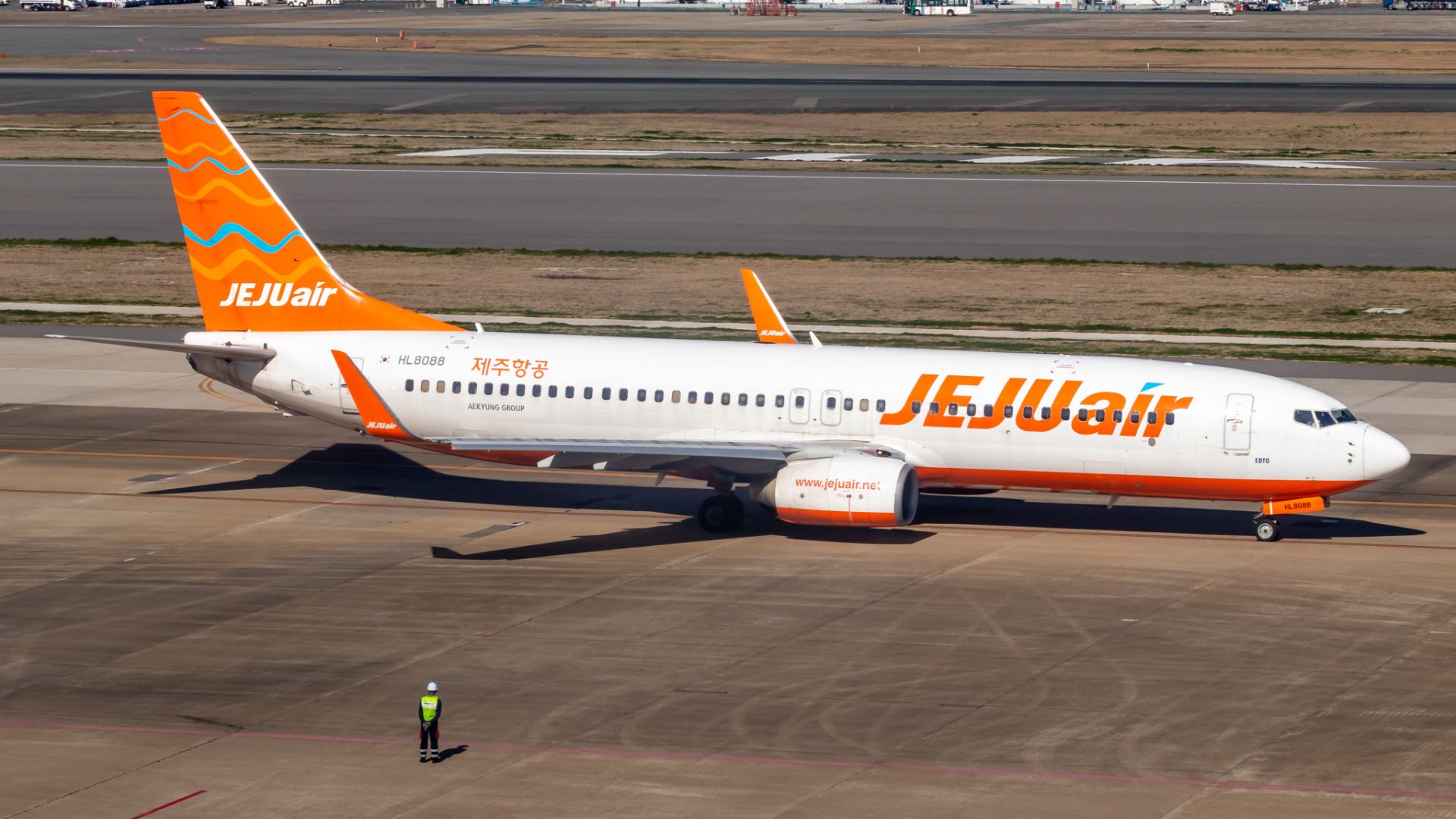 File:Boeing 737 Jeju Air at Fukuoka Airport.jpg