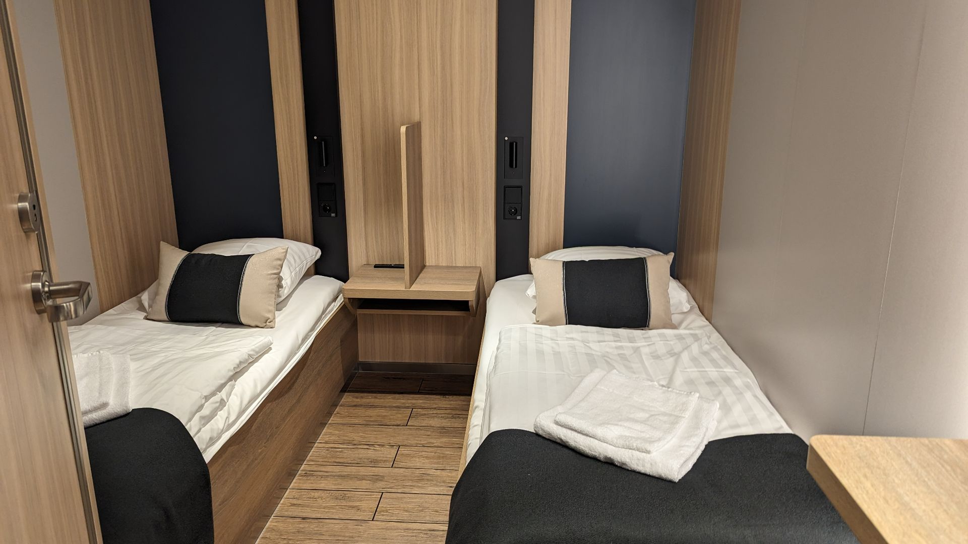 File:Cabins, Finncanopus, 20240215 - 42.jpg