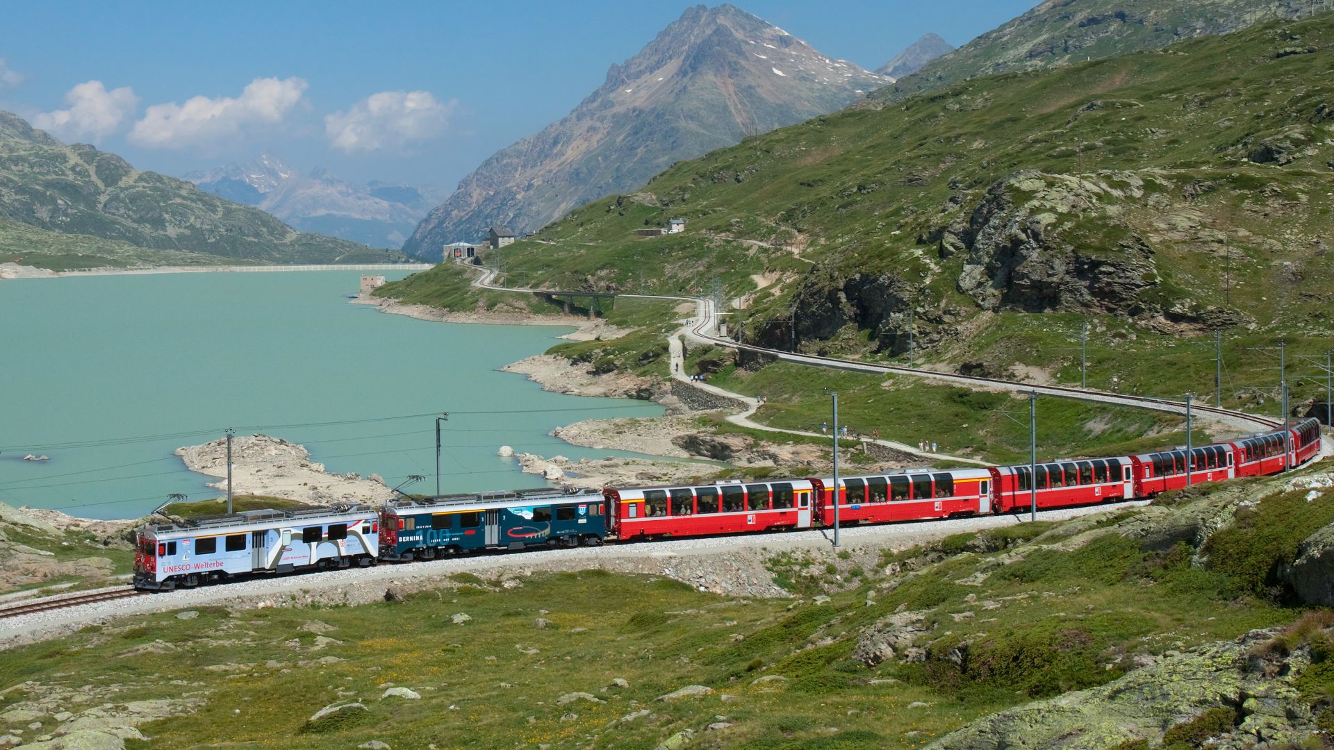 File:RhB ABe 4-4 III mit Bernina-Express am Lago Bianco.jpg
